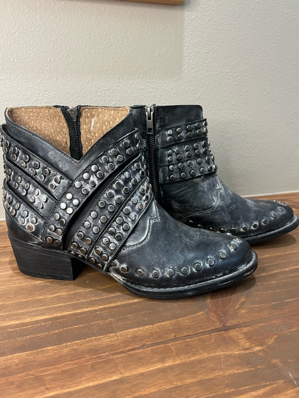 CIRCLE G BLACK Distressed  MOTO Leather Studded Booties SZ 8 MADE IN MEXICO EUC - Picture 9 of 10